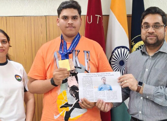 डीसी आयुष सिन्हा जूनियर विश्व शूटिंग चैंपियन समीर गुलिया को सम्मानित करते हुए