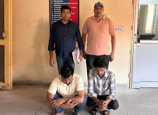 फरीदाबाद में शेयर मार्केट निवेश के नाम पर साइबर ठगी मामले में गिरफ्तार आरोपी।