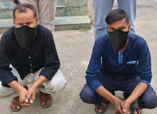 शेयर मार्केट निवेश ठगी मामले में गिरफ्तार आरोपी मनीष और रविंद्र।