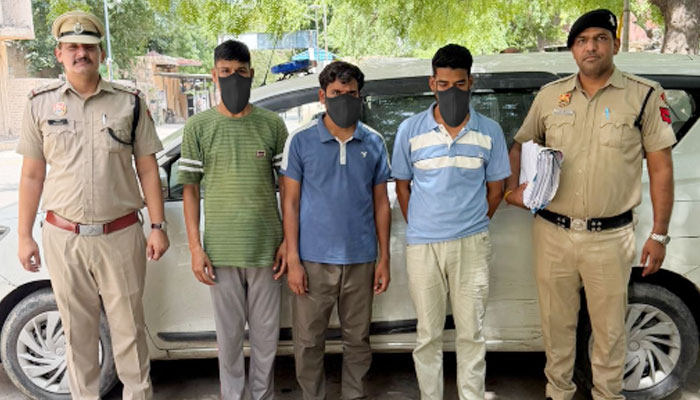 फरीदाबाद साइबर पुलिस द्वारा शेयर मार्केट निवेश ठगी मामले में गिरफ्तार आरोपी।