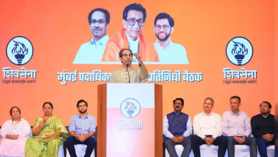 दिल्ली में शिवसेना UBT की बैठक के दौरान उद्धव ठाकरे और पार्टी के सांसदों की चर्चा
