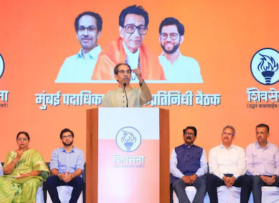 दिल्ली में शिवसेना UBT की बैठक के दौरान उद्धव ठाकरे और पार्टी के सांसदों की चर्चा