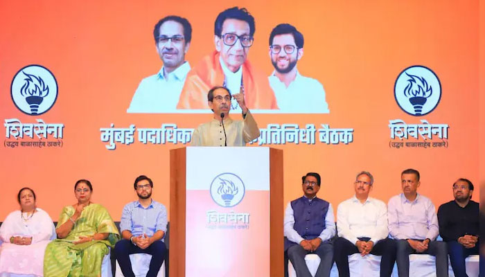 दिल्ली में शिवसेना UBT की बैठक के दौरान उद्धव ठाकरे और पार्टी के सांसदों की चर्चा