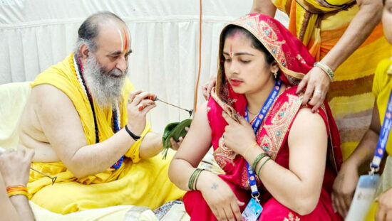 फरीदाबाद के श्री सिद्धदाता आश्रम में दीक्षांत समारोह के दौरान दीक्षा ग्रहण करते श्रद्धालु।