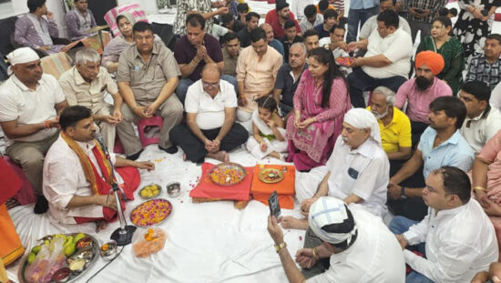 फरीदाबाद के सिद्धपीठ श्री हनुमान मंदिर में 68वें वार्षिकोत्सव के दौरान आयोजित भजन संध्या और धार्मिक कार्यक्रम में शामिल श्रद्धालु।