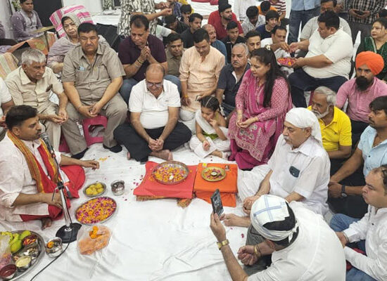 फरीदाबाद के सिद्धपीठ श्री हनुमान मंदिर में 68वें वार्षिकोत्सव के दौरान आयोजित भजन संध्या और धार्मिक कार्यक्रम में शामिल श्रद्धालु।