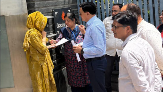 फरीदाबाद में एसआईआर-2026 अभियान के दौरान मतदाता सत्यापन कार्य का निरीक्षण करते अधिकारी।