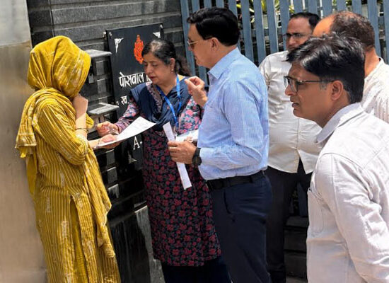 फरीदाबाद में एसआईआर-2026 अभियान के दौरान मतदाता सत्यापन कार्य का निरीक्षण करते अधिकारी।