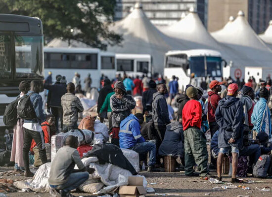 South Africa में विदेशियों के खिलाफ विरोध प्रदर्शन के दौरान सुरक्षा बल तैनात