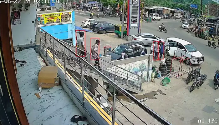 गिरिडीह में स्पीड पोस्ट के जरिए गांजा सप्लाई के आरोप में गिरफ्तार युवक सत्यम मिश्रा