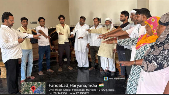 ग्राम पंचायत बैठक में ग्रामीणों को स्वच्छता की शपथ दिलाते हुए स्वच्छता अभियान के तहत जागरूकता कार्यक्रम।