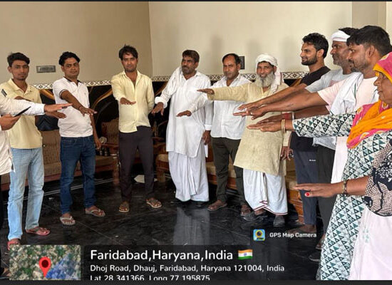 ग्राम पंचायत बैठक में ग्रामीणों को स्वच्छता की शपथ दिलाते हुए स्वच्छता अभियान के तहत जागरूकता कार्यक्रम।