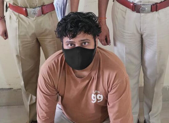 टेलीग्राम टास्क फ्रॉड मामले में गिरफ्तार आरोपी के साथ साइबर पुलिस टीम