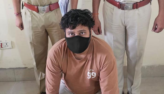 टेलीग्राम टास्क फ्रॉड मामले में गिरफ्तार आरोपी के साथ साइबर पुलिस टीम