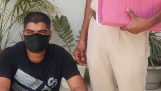 तिगांव हत्या मामले में गिरफ्तार आरोपी और बरामद मोटरसाइकिल