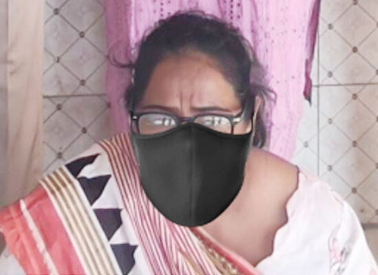 फरीदाबाद में गांजा तस्करी के आरोप में गिरफ्तार महिला और बरामद नशीला पदार्थ।