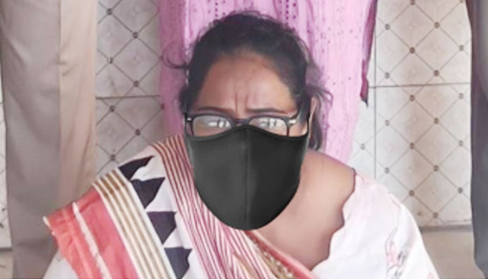 फरीदाबाद में गांजा तस्करी के आरोप में गिरफ्तार महिला और बरामद नशीला पदार्थ।
