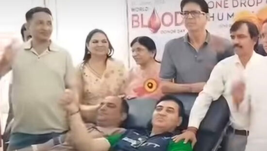 विश्व रक्तदाता दिवस पर फरीदाबाद में आयोजित रक्तदान शिविर में रक्तदान करते स्वयंसेवक।