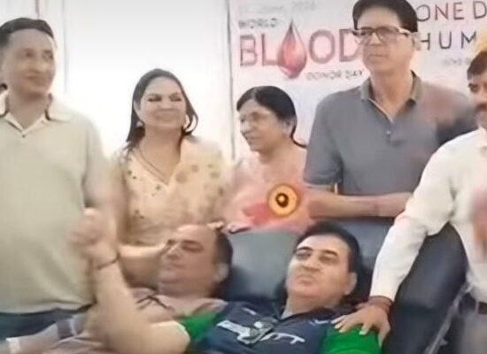 विश्व रक्तदाता दिवस पर फरीदाबाद में आयोजित रक्तदान शिविर में रक्तदान करते स्वयंसेवक।