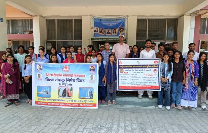फरीदाबाद महिला आईटीआई में विश्व तंबाकू निषेध दिवस पर शपथ लेतीं छात्राएं और स्टाफ सदस्य