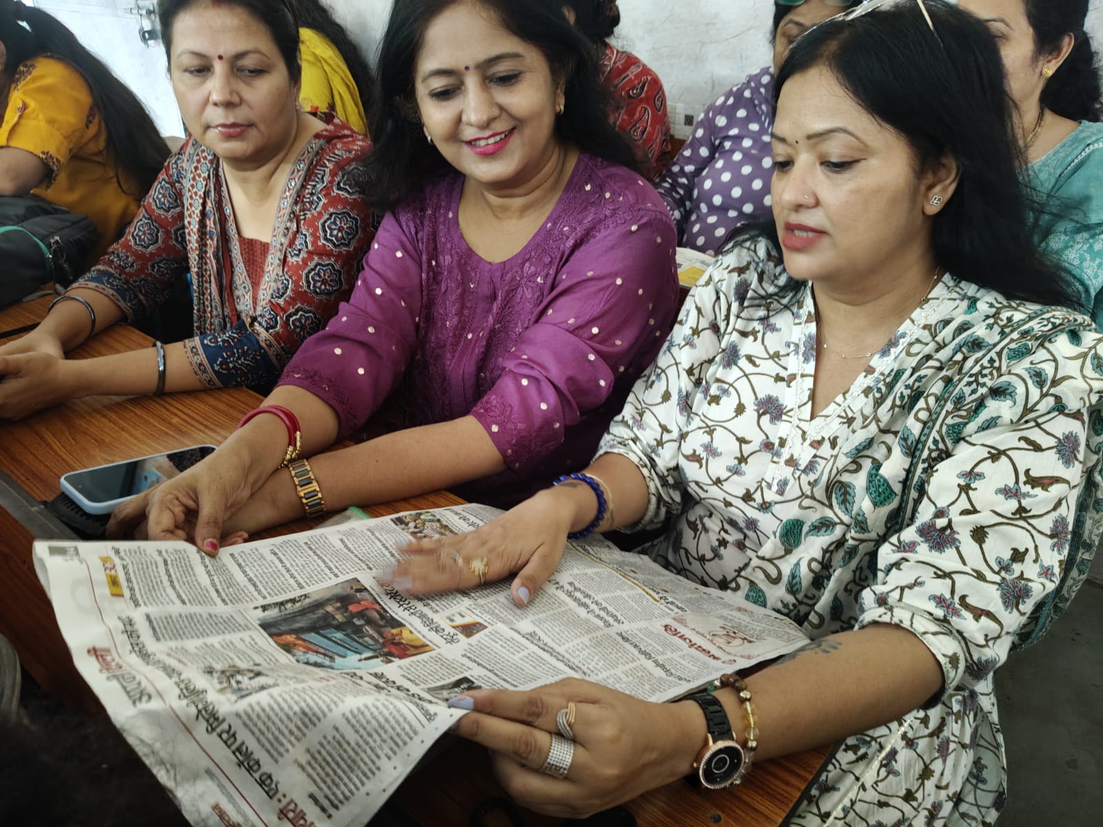 निपुण लक्ष्य बैठक में टीएलएम प्रस्तुतीकरण, शिक्षकों ने अखबार वाचन को बढ़ावा देने का लिया संकल्प