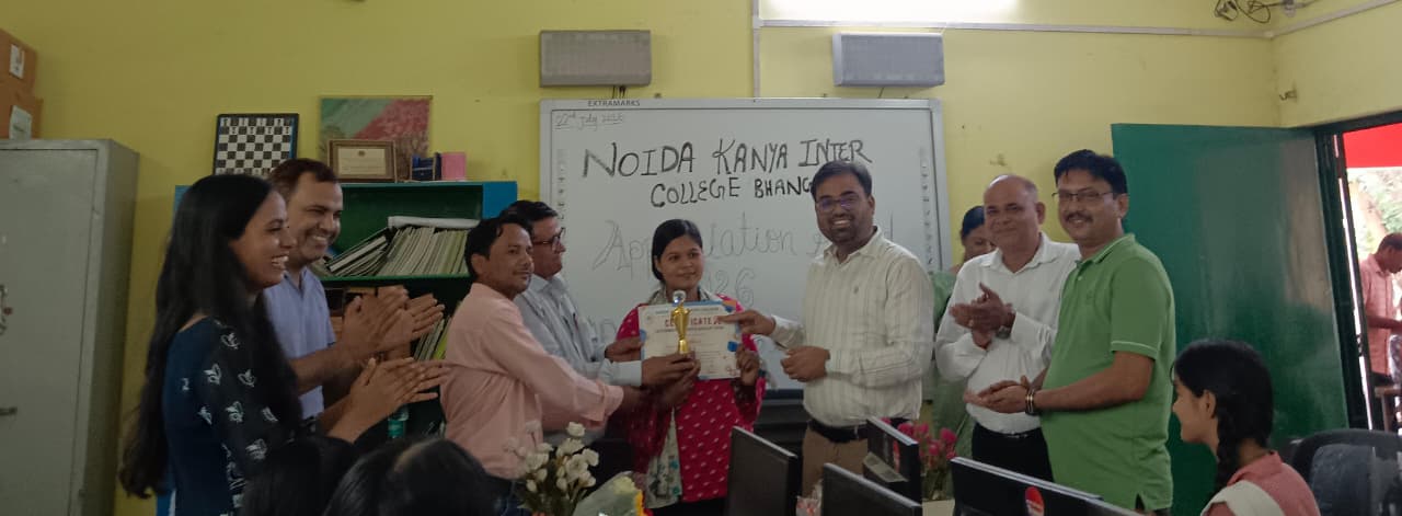 बोर्ड परीक्षा में अव्वल छात्राओं को किया सम्मानित