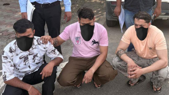 APK फाइल से साइबर ठगी मामले में गिरफ्तार तीन आरोपी और कार्रवाई करती फरीदाबाद साइबर थाना एनआईटी पुलिस।