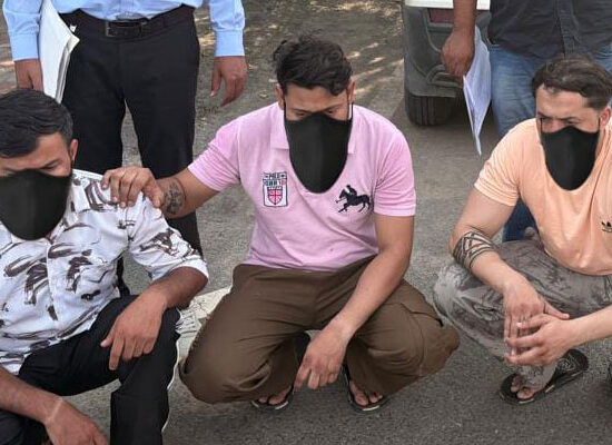 APK फाइल से साइबर ठगी मामले में गिरफ्तार तीन आरोपी और कार्रवाई करती फरीदाबाद साइबर थाना एनआईटी पुलिस।