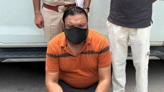 बाली टूर पैकेज ठगी मामले में गिरफ्तार ट्रैवल एजेंट को लेकर साइबर थाना बल्लभगढ़ पुलिस।