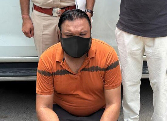 बाली टूर पैकेज ठगी मामले में गिरफ्तार ट्रैवल एजेंट को लेकर साइबर थाना बल्लभगढ़ पुलिस।