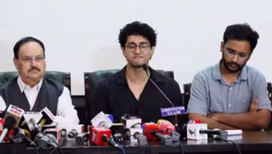 जंतर-मंतर पर आंदोलन समाप्त होने के बाद प्रेस कॉन्फ्रेंस करते कॉकरोच जनता पार्टी के नेता।