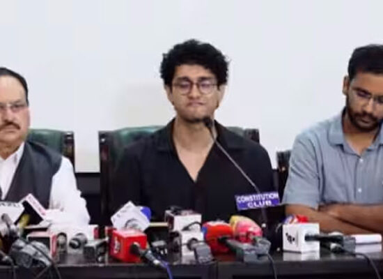 जंतर-मंतर पर आंदोलन समाप्त होने के बाद प्रेस कॉन्फ्रेंस करते कॉकरोच जनता पार्टी के नेता।