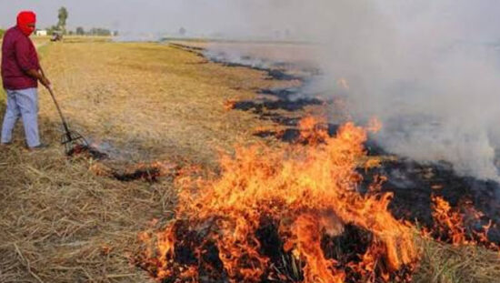 फसल अवशेष प्रबंधन योजना के तहत कृषि यंत्रों का उपयोग करते किसान।