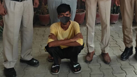 डबुआ में बंधक बनाकर मारपीट के मामले में गिरफ्तार मुख्य आरोपी को पुलिस रिमांड पर लेकर पूछताछ करती पुलिस टीम।