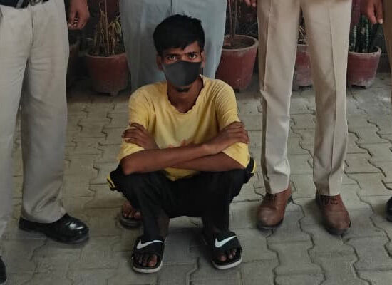 डबुआ में बंधक बनाकर मारपीट के मामले में गिरफ्तार मुख्य आरोपी को पुलिस रिमांड पर लेकर पूछताछ करती पुलिस टीम।