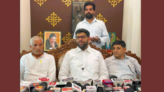 प्रेस वार्ता के दौरान संबोधित करते जेजेपी युवा प्रदेश अध्यक्ष दिग्विजय सिंह चौटाला