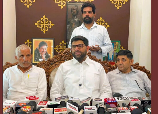 प्रेस वार्ता के दौरान संबोधित करते जेजेपी युवा प्रदेश अध्यक्ष दिग्विजय सिंह चौटाला