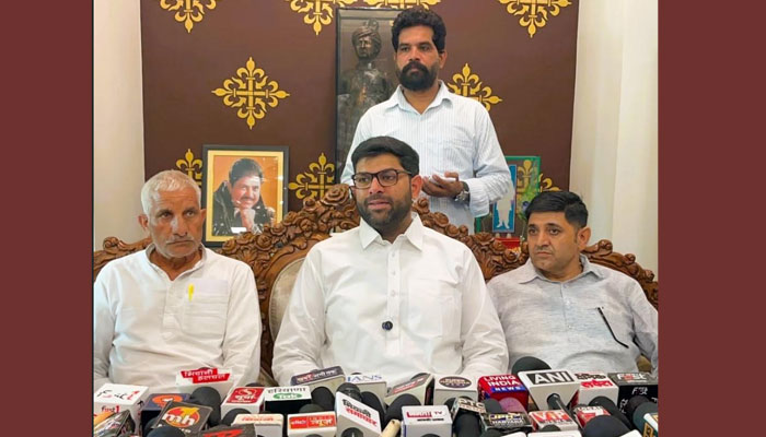 प्रेस वार्ता के दौरान संबोधित करते जेजेपी युवा प्रदेश अध्यक्ष दिग्विजय सिंह चौटाला