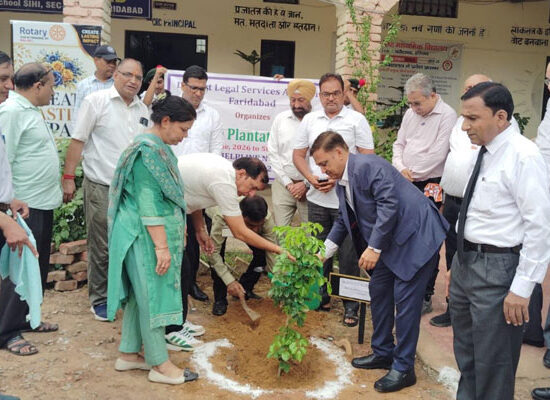 सेक्टर-7 विद्यालय में डीएलएसए पौधारोपण अभियान के दौरान पौधे लगाते अधिकारी और विद्यार्थी।