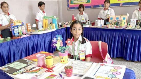 डायनैस्टी इंटरनेशनल स्कूल की ‘ज्ञान का विस्तार’ प्रदर्शनी में विज्ञान और भारतीय संस्कृति पर आधारित मॉडल प्रस्तुत करते विद्यार्थी।