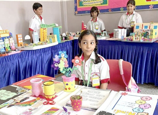 डायनैस्टी इंटरनेशनल स्कूल की ‘ज्ञान का विस्तार’ प्रदर्शनी में विज्ञान और भारतीय संस्कृति पर आधारित मॉडल प्रस्तुत करते विद्यार्थी।
