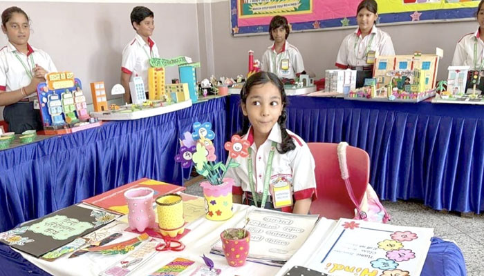 डायनैस्टी इंटरनेशनल स्कूल की ‘ज्ञान का विस्तार’ प्रदर्शनी में विज्ञान और भारतीय संस्कृति पर आधारित मॉडल प्रस्तुत करते विद्यार्थी।