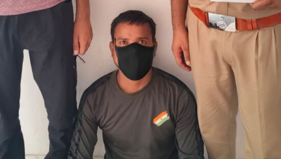 फरीदाबाद क्राइम ब्रांच द्वारा बरामद 21.060 किलोग्राम गांजा और कार्रवाई के दौरान पुलिस टीम।