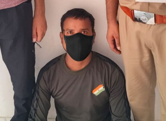 फरीदाबाद क्राइम ब्रांच द्वारा बरामद 21.060 किलोग्राम गांजा और कार्रवाई के दौरान पुलिस टीम।