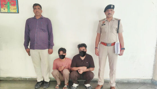 48 लाख की साइबर ठगी मामले में गिरफ्तार आरोपी अतुल और यीतेंद्र के साथ फरीदाबाद साइबर थाना बल्लभगढ़ पुलिस
