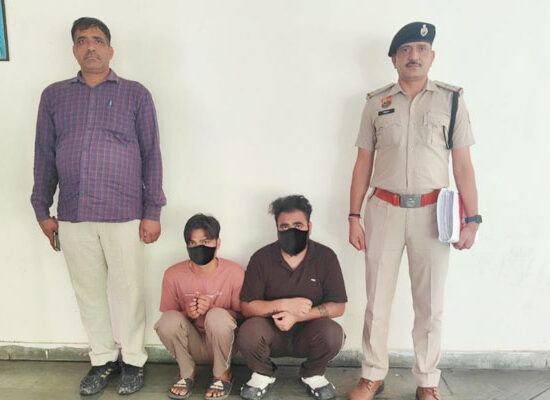 48 लाख की साइबर ठगी मामले में गिरफ्तार आरोपी अतुल और यीतेंद्र के साथ फरीदाबाद साइबर थाना बल्लभगढ़ पुलिस