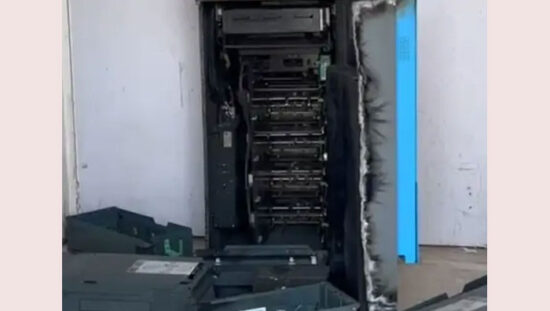 फरीदाबाद के सेक्टर-58 में गैस कटर से काटा गया ATM और चोरी की जांच करती पुलिस।