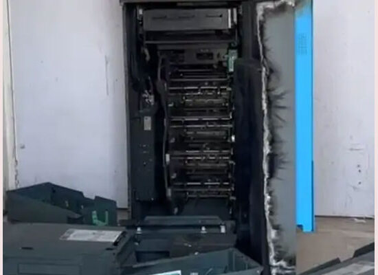 फरीदाबाद के सेक्टर-58 में गैस कटर से काटा गया ATM और चोरी की जांच करती पुलिस।