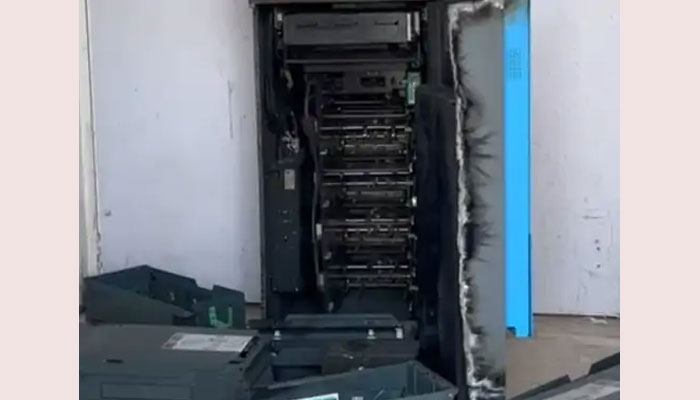 फरीदाबाद के सेक्टर-58 में गैस कटर से काटा गया ATM और चोरी की जांच करती पुलिस।