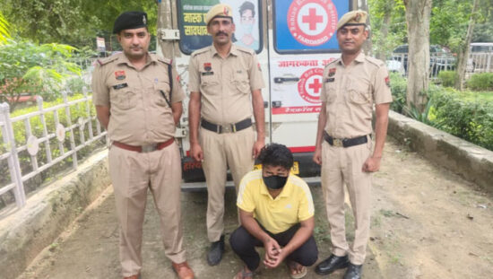 हत्या के प्रयास के मामले में गिरफ्तार आरोपी के साथ थाना आदर्श नगर पुलिस की टीम।
